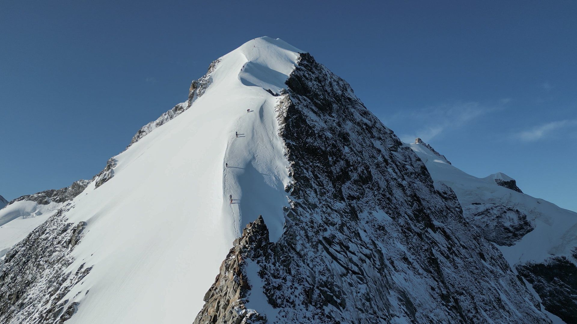 Felsiger Gipfel mit Schneegrat aus der Luft
