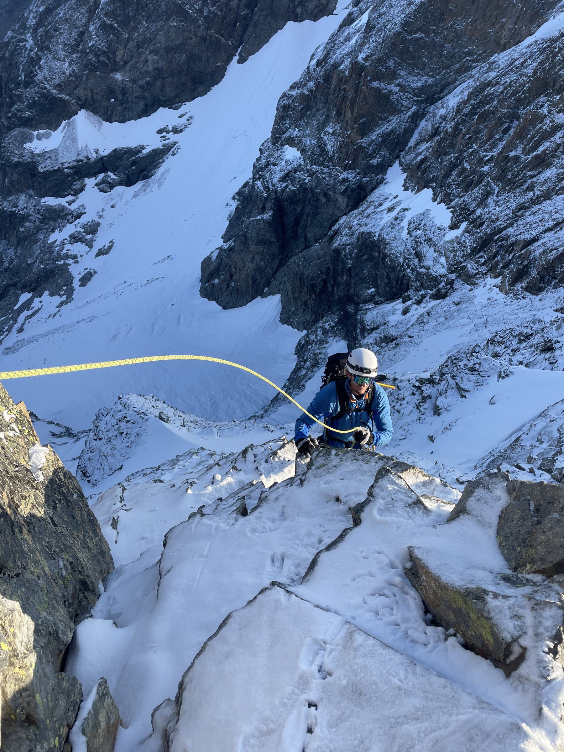 Bergsteiger am Seil in einer vereisten Rinne