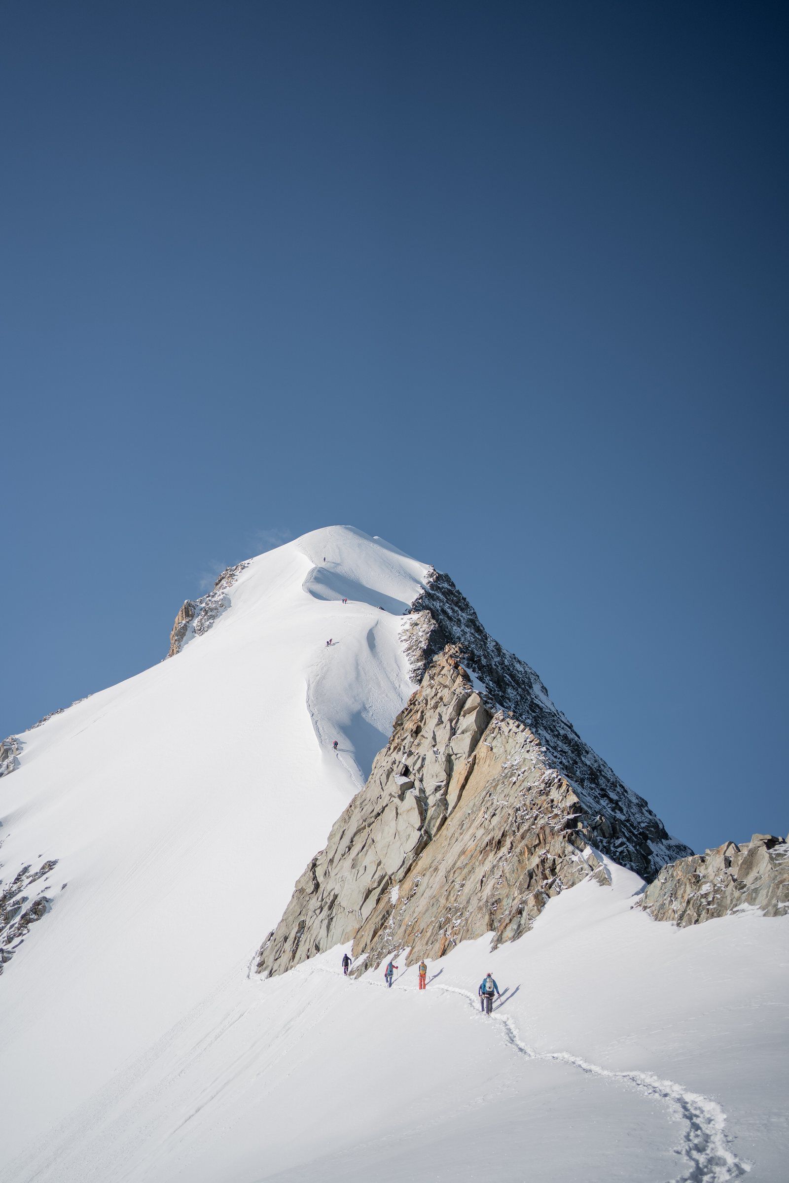 Firngipfel mit Spur zum Gipfel