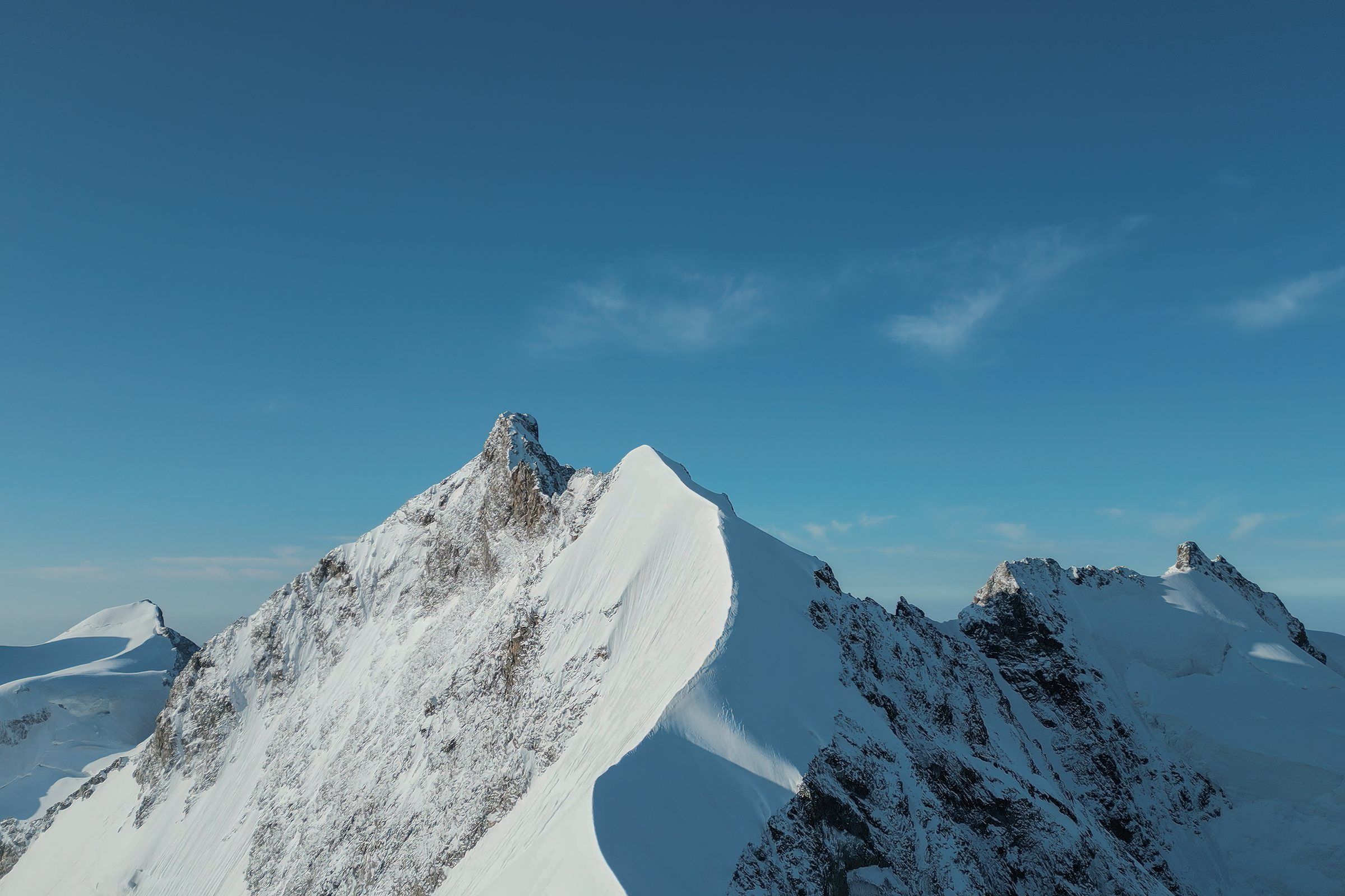 Firngrat vor weitem Alpenpanorama