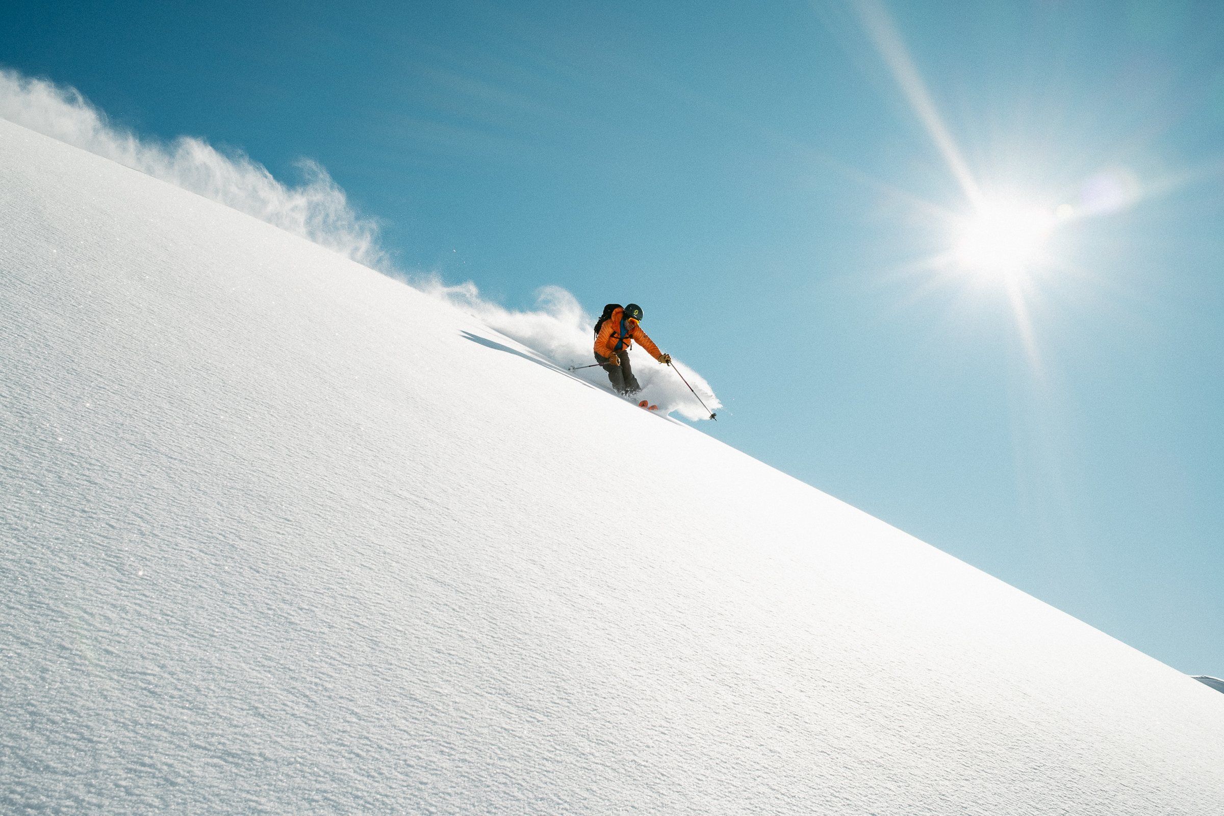 Freerider im Gegenlicht, Schnee stiebt auf