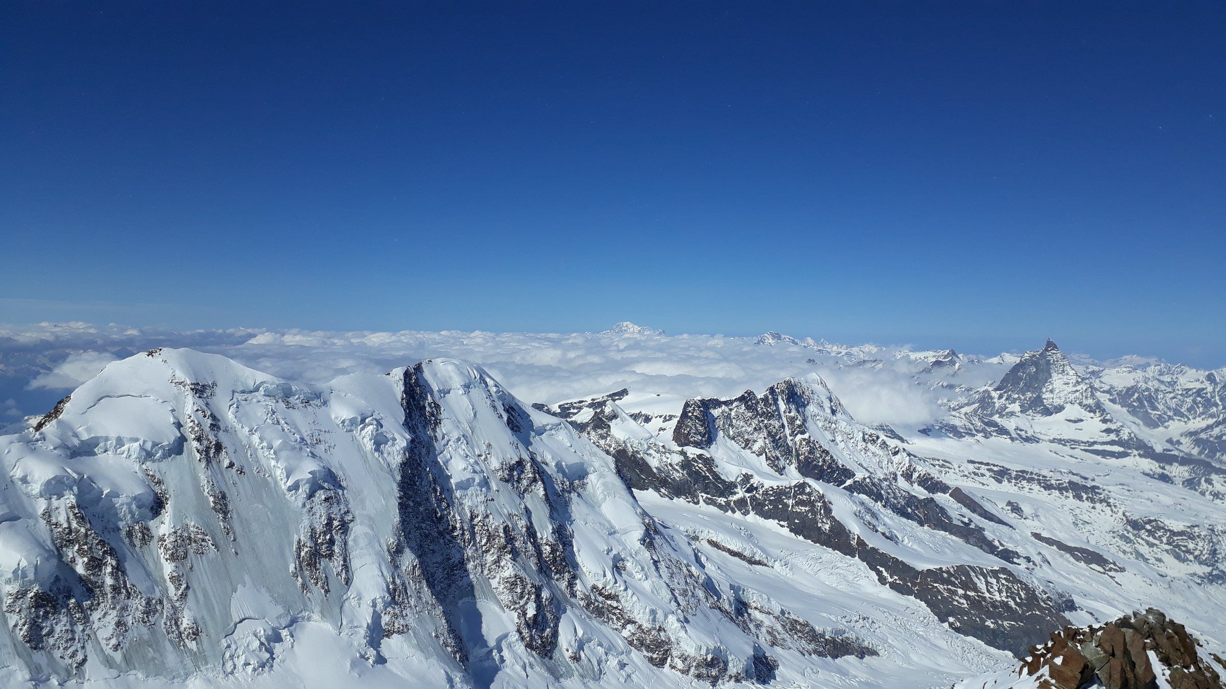 Blick über Gletscher und Gipfel über den Wolken