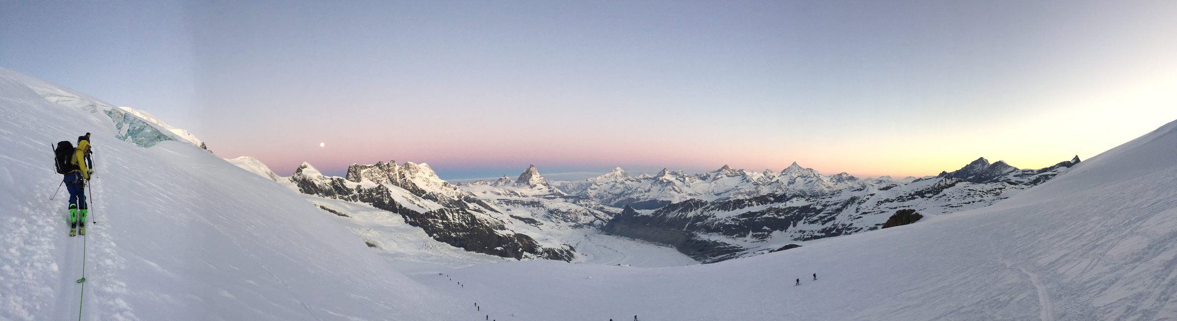 Morgenpanorama über einem Meer von Gipfeln