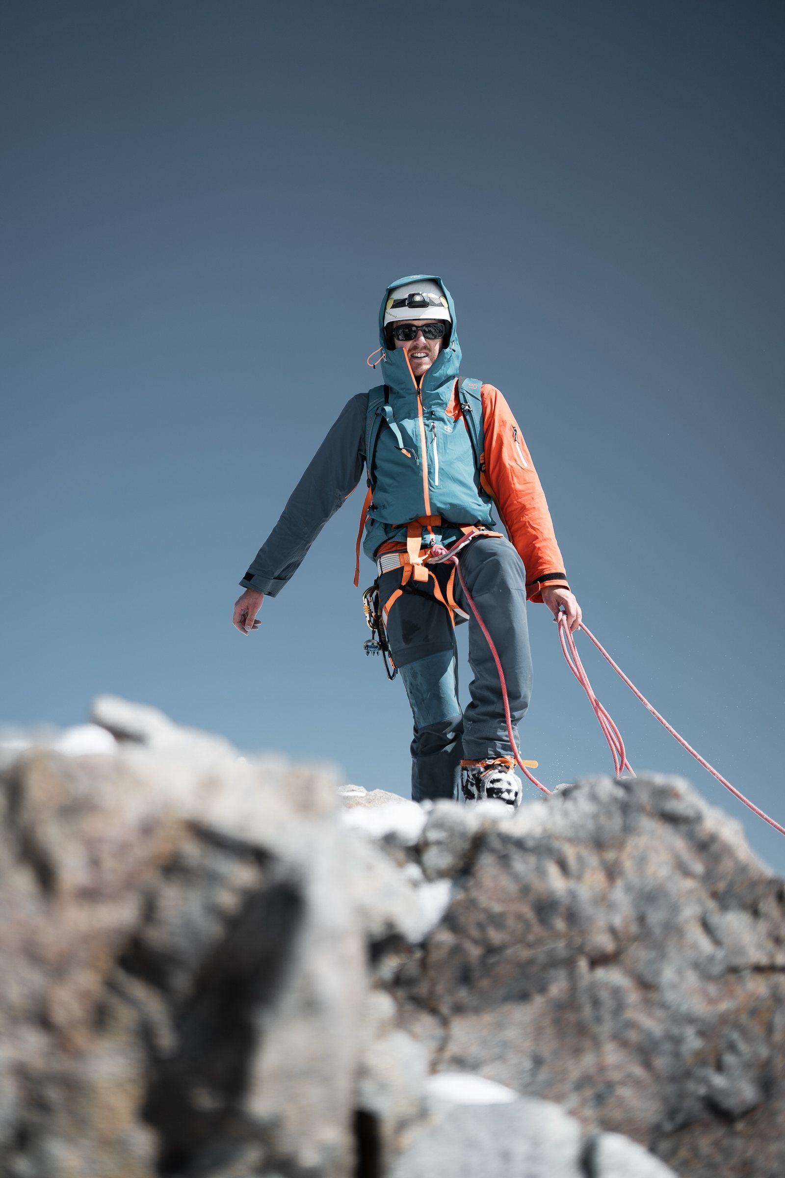 Bergsteiger am Seil auf einem Felsgipfel