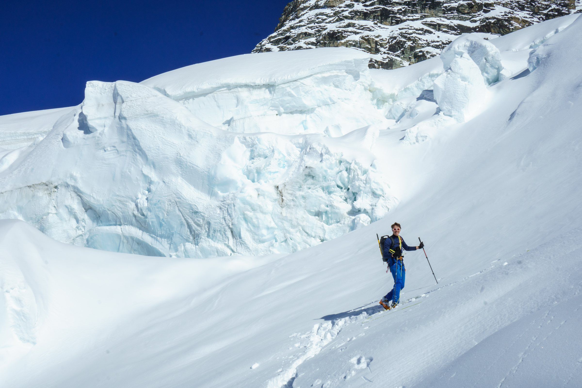 Skitourengeher vor Gletscherabbrüchen