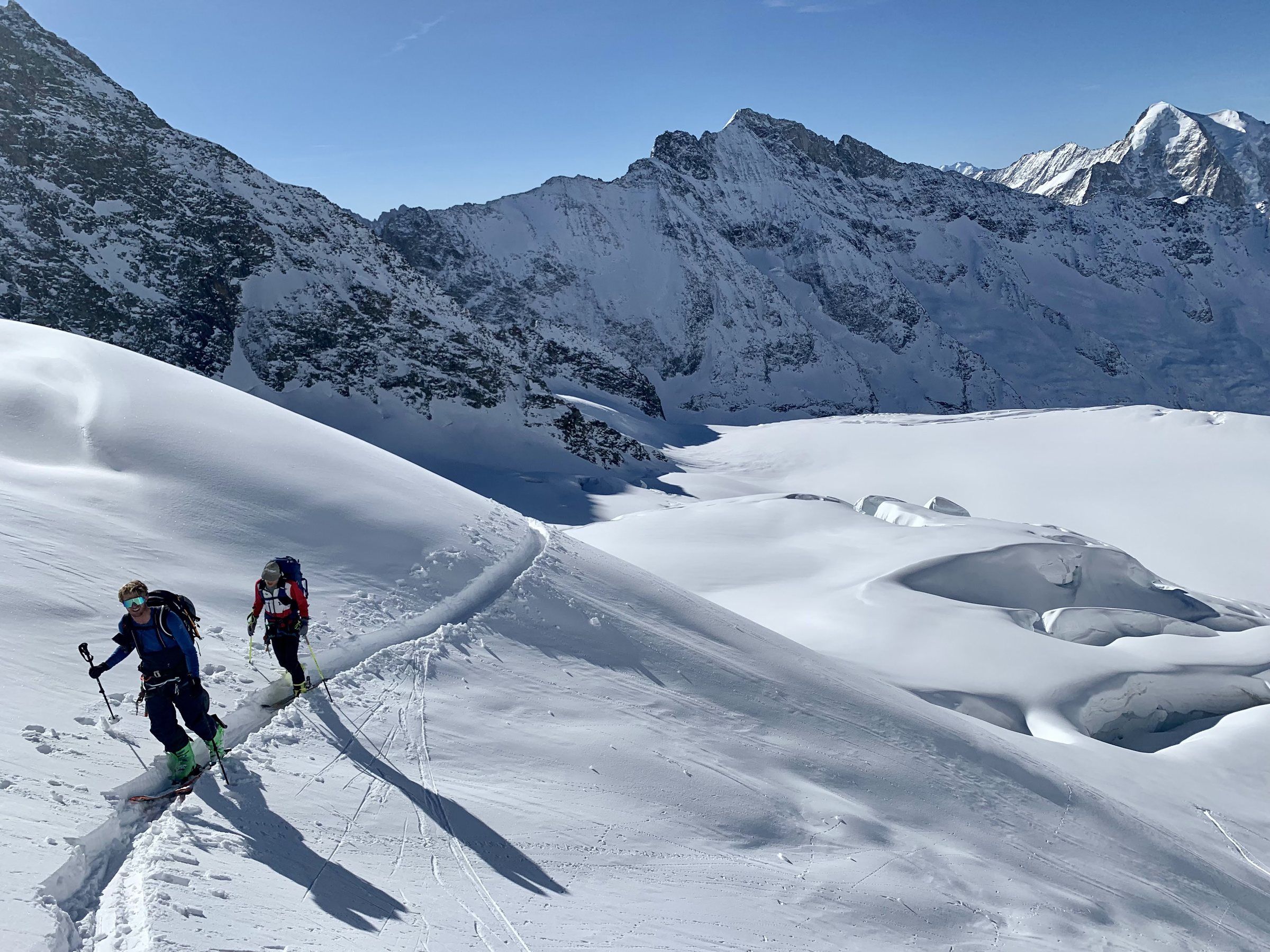 Zwei Skitourengeher auf einem Gletscher