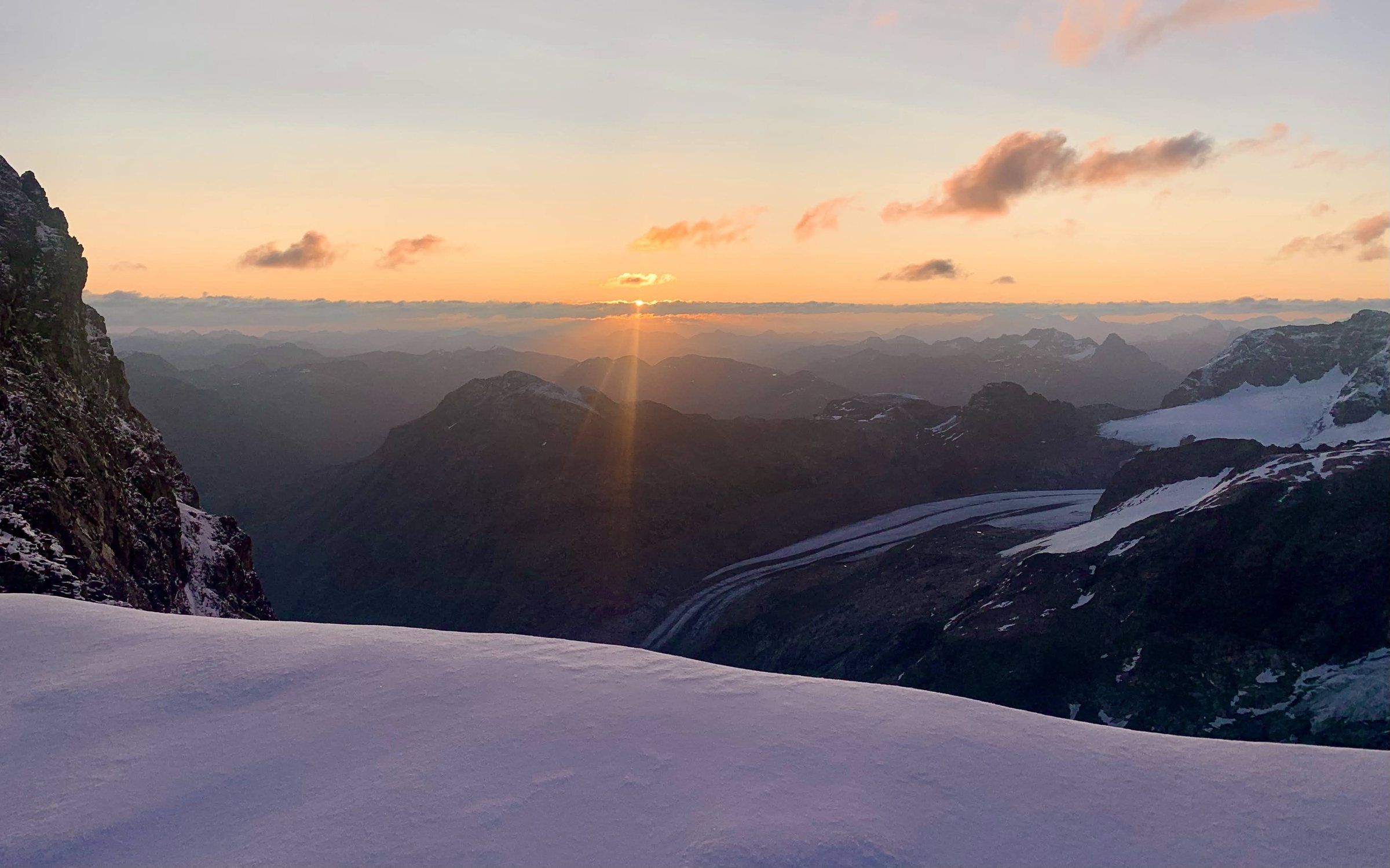 Sonnenuntergang über Gletscher und Tal