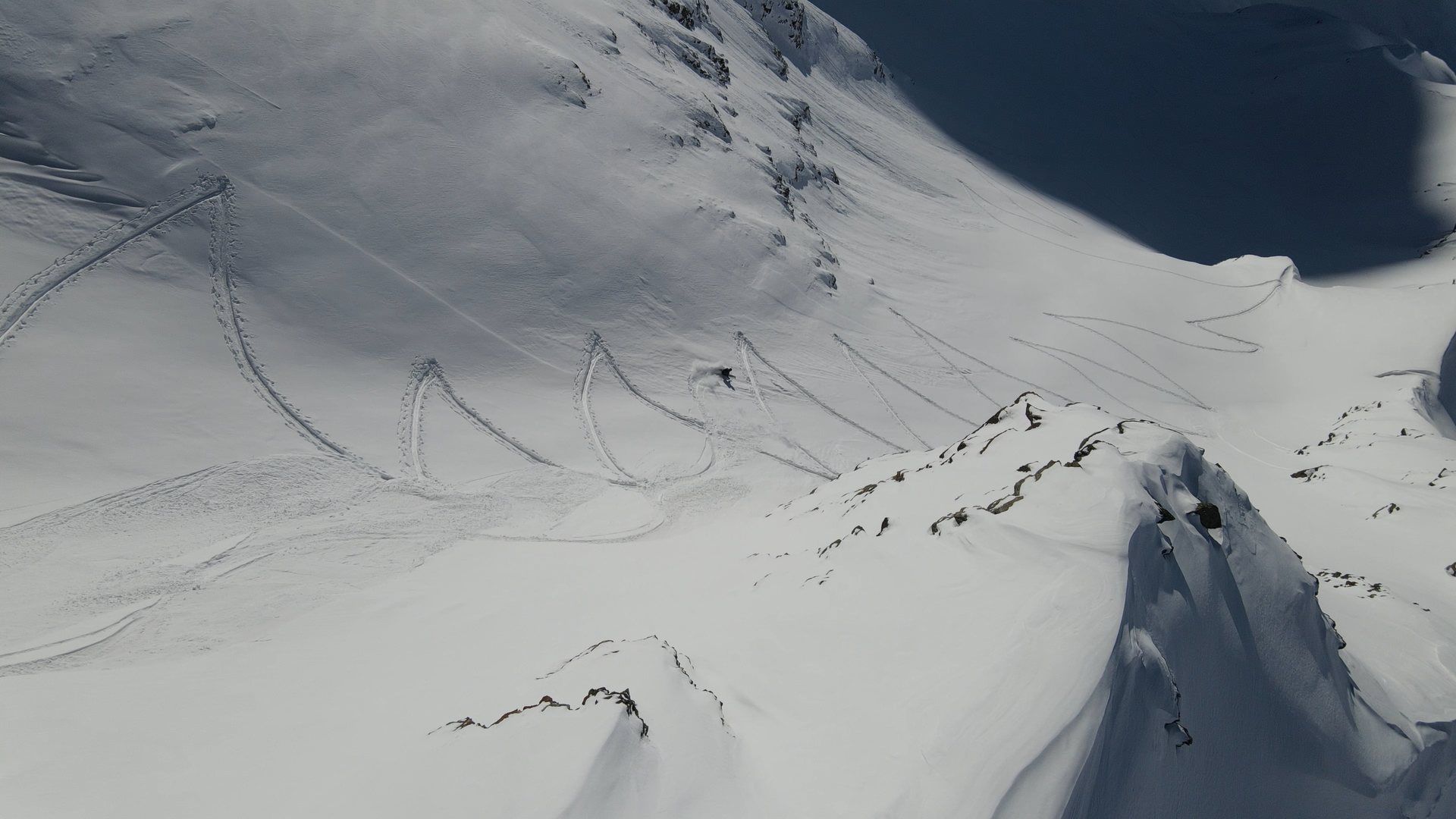 Ein Skifahrer zieht Bögen in einem Kessel